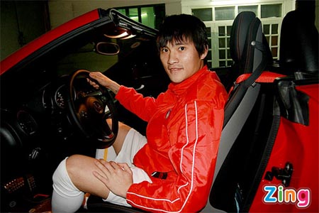 Công Vinh trong chiếc xe siêu sang của mình