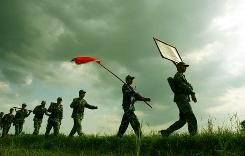 Các chiến sĩ Trung đoàn Gia Định (thuộc Bộ Chỉ huy Quân sự TP Hồ Chí Minh) trên đường cơ động ra thao trường 