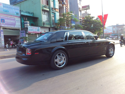  Chiếc Phantom phiên bản rồng gây chú ý hơn cả vì chưa được gắn biển số. Nhiều người cho rằng đây có thể là chiếc thứ 4 có mặt tại Việt Nam, nhưng một số lại cho đó là chiếc thứ ba mới về Hà Nội cách đây vài tuần.