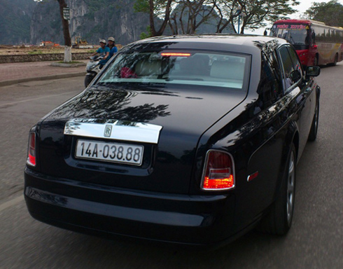  Hai chiếc Rolls-Royce Phantom thượng hạng với biển 