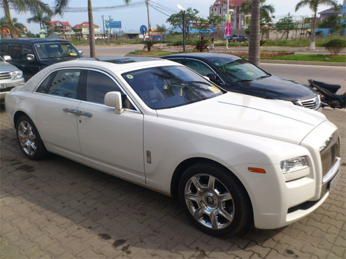 Rolls-Royce Ghost là đàn em của Phantom, cả về kích thước và giá bán. Tại Mỹ, xe có giá khoảng 255.000 USD. Có thể khẳng định đây là 