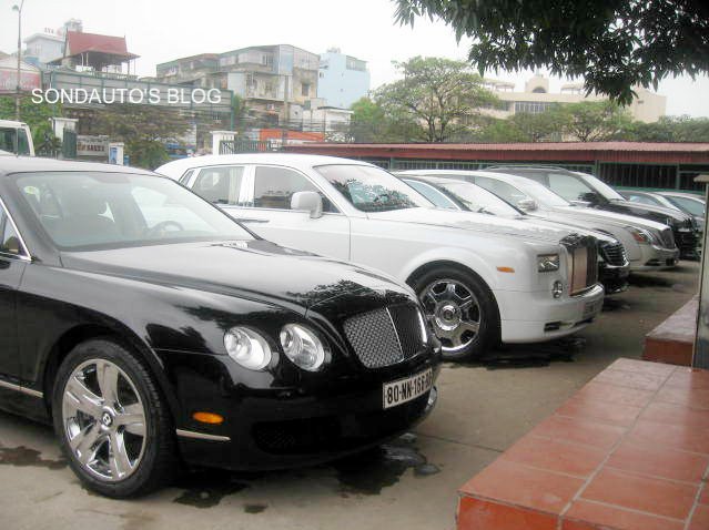 Hà Nội cũng có rất nhiều đại gia mê xe, và đây là một minh chứng với bộ sưu tập toàn siêu xe có trị giá lên đến gần 100 tỷ đồng của một đại   gia đất Hà Thành. Bộ sưu tập xe gồm Rolls-Royce Phantom, Maybach 62s, BMW X5, Bentley... và ai cũng phải choáng ngợp trước “nhan sắc”   của những siêu xe của vị đại gia này.