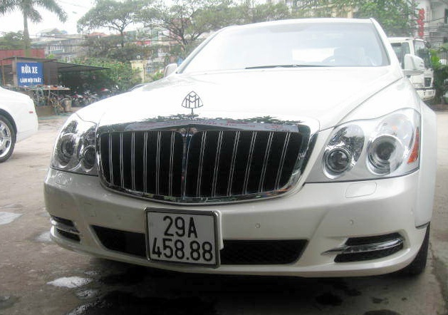 Maybach 62s cũng có giá trị tương đương với Rolls-Royce Phantom, nhưng chiếc này ra biển trắng thì lại là chiếc xe đắt nhất. Thời điểm hiện tại có thể lên đến 30 tỉ đồng.