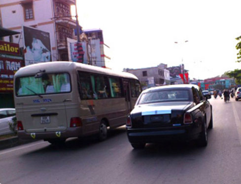 Đất Quảng sở hữu nhiều siêu xe của những hãng xe danh tiếng như Roll Royce, Bentley, Hummer... đặc biệt nhất là chiếc Roll Royce phiên bản rồng trị giá 1,2 triệu USD.