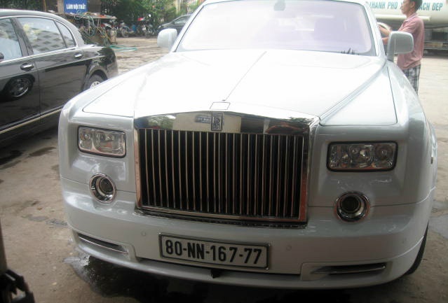 Giá trị nhất trong gara này là chiếc Rolls-Royce Phantom màu trắng có giá từ 15 tỉ đến 30 tỉ. Nếu mua tại thời điểm này, một chiếc Rolls-Royce Phantom mới sau khi đăng ký và nộp đủ các loại phí tại Hà Nội thì giá lên đến 30 tỉ. Và chi phí để có được 1 cái biển số đẹp như ý thì cũng phải mất đến nửa tỉ.