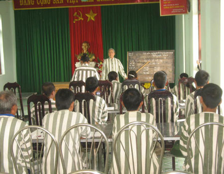 Phạm nhân Thanh trong một giờ dạy xóa mù chữ ở trại giam Thanh Phong