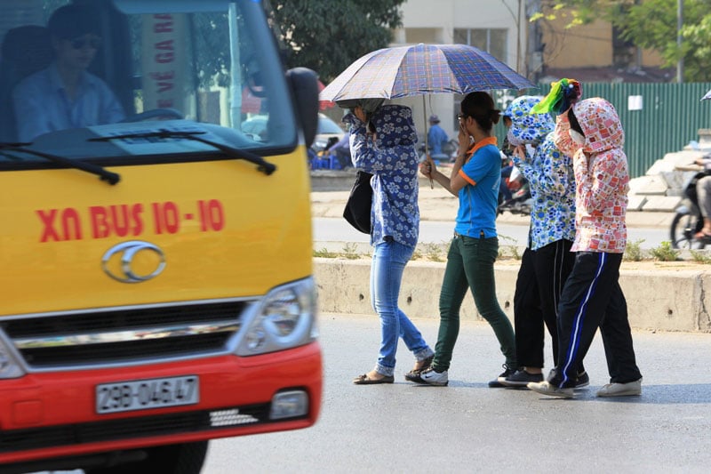 Ngay từ sáng sớm, nắng nóng đã khiến không khí ngột ngạt, oi bức. Về trưa thì đường phố Hà nội như một “chảo lửa”. Học sinh, sinh viên đến trường 