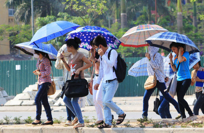 Những chiếc ô được các bạn học sinh sử dụng để chống chọi lại ánh mặt trời gay gắt (Anhr GDVN)