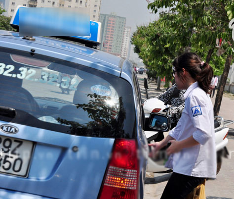 Trời nắng nóng thay vì đi xe ôm, xe buýt hay đạp xe về nhà như mọi khi thì đi taxi là phương án hữu hiệu nhất?  (Ảnh Ione)