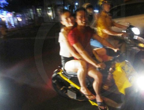 Hồ Ngọc Hà và Quốc Cường đi xe máy (không đội mũ bảo hiểm) trong khu vực Phú Mỹ Hưng, Q.7, TP.HCM.