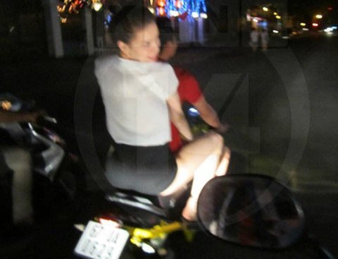 Quốc Cường và Hồ Ngọc Hà đi dạo bằng xe máy cùng bạn bè hóng mát, đấy là vào khoảng nửa đêm, sau bữa tiệc thân mật với bạn bè tại nhà nhân dịp đầu năm mới 2012