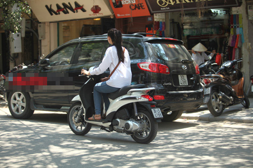 Ngoài ra, Hồng Quế bất chất quy định, đi xe máy đến trường