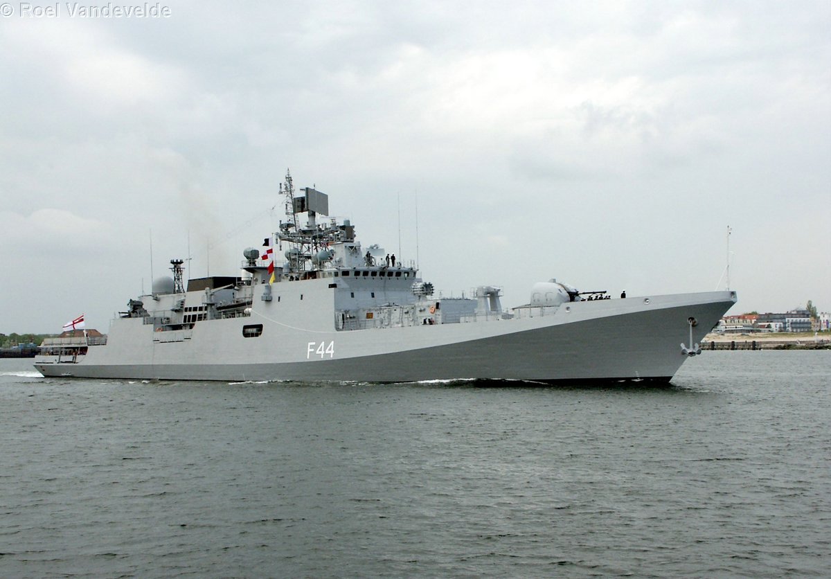 Ngoài tàu chiến lớp Rajut Hải quân Ấn Độ còn mang cả tàu hộ tống lớp Shivalik đi cùng