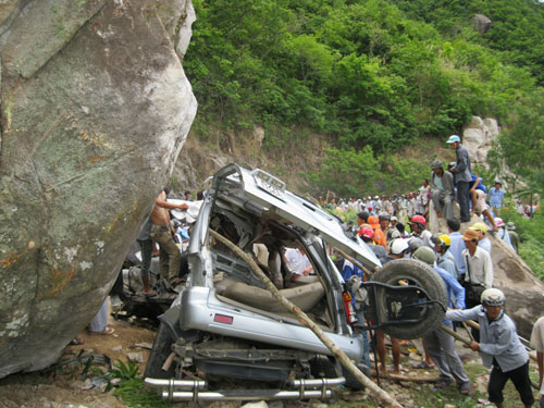 Vụ tai nạn kinh hoàng đã cướp đi 6 mạng người, làm 2 người bị thương.