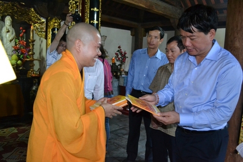Sư trụ trì chùa Trường Sa lớn trao tặng Bộ trưởng cuốn Chú đại bi - Sám hối và trì quán