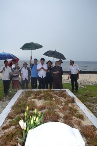  Đoàn viếng thăm mộ các liệt sỹ ở Trường Sa