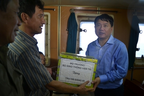 Bộ trưởng thăm và tặng quà Tàu Hải Đăng 05. Bộ trưởng cho biết, đảng bộ Bộ GT-VT đã ủng hộ Trường Sa một xe tải trị giá 500 triệu đồng. Xe sẽ được chuyển ra trong tháng 5 này. 