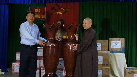  Đại đức Thích Giác Nghĩa đón nhận đôi độc bình trị giá 50 triệu đồng do Bộ trưởng Đinh la Thăng cúng tiến