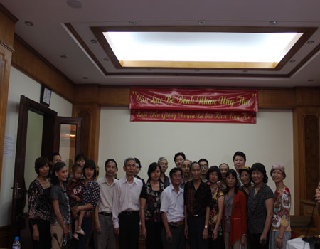 Buổi gặp gỡ giữa bác sĩ của Bệnh viện Ung bướu Hiện đại Quảng Châu và các thành viên trong Câu lạc bộ bệnh nhân ung thư diễn ra trong một khán phòng nhỏ tại Đại học Y Hà Nội, bàn về “Chuyên đề ung thư”. 
