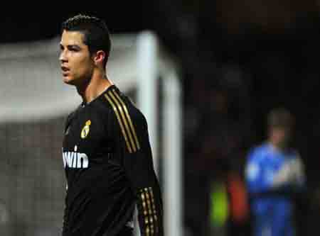 Ronaldo trút bực tức lên các đồng đội