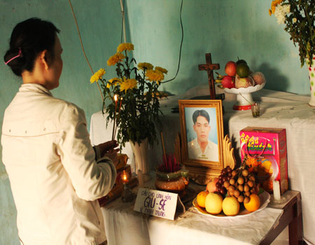 Mẹ của nạn nhân Lê Minh Trung bên di ảnh của con