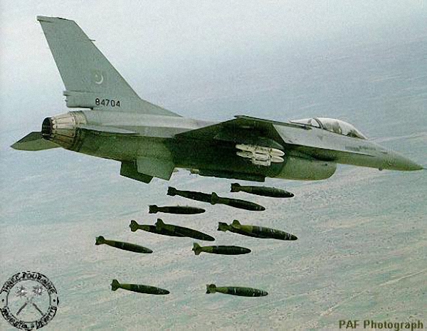 “Rồng trên không” có tên gọi chính thức là Kiêu Long FC-1, loại máy bay chiến đấu hạng nhẹ đa dụng, trong mọi điều kiện thời tiết, 1 động cơ, 1 chỗ ngồi, do Trung Quốc và Pakistan cùng đầu tư nghiên cứu chế tạo. Sau khi bay lần đầu tiên, phía Trung Quốc chính thức đặt tên là Kiêu Long FC-1, còn Pakistan đặt là Thunder JF-17.