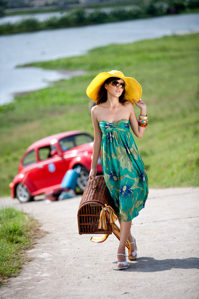 Những chuyến đi du lịch mùa hè không thể thiếu được mũ rộng vành và váy. Độ dài thân dưới của chiếc váy giúp bạn che nắng bảo vệ đôi chân và chiếc mũ sẽ ôm lấy đôi vai trần thiếu nữ.