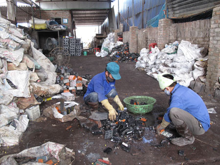 Một cơ sở sản xuất chì từ ắc quy phế liệu của người dân thôn Đông Mai  (Ảnh Dân Việt)