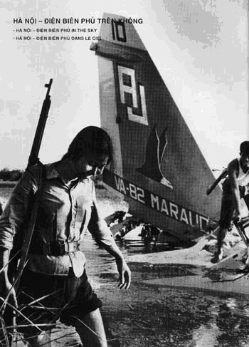 Pháo đài bay B-52-Thần tượng của không lực Hoa Kỳ sau trận oanh kích tập trung, khủng khiếp nhất trong lịch sử với một cuộc chiến điện tử quy mô đầu tiên trên thế giới nhằm vào Việt Nam trong chiến dịch “Điện Biên Phủ trên không” đã bị hạ bệ. Mỹ phải rút khỏi miền Nam Việt Nam đưa đến cho dân tộc Việt Nam ngày 30/4/1975 đáng nhớ. Một bài học cho kẻ cậy thế nhiều tiền lắm của.  