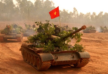 Bộ đội xe tăng hành quân chiến đấu.