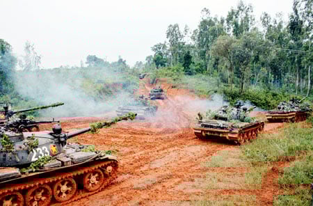 Xung phong đánh chiếm mục tiêu.