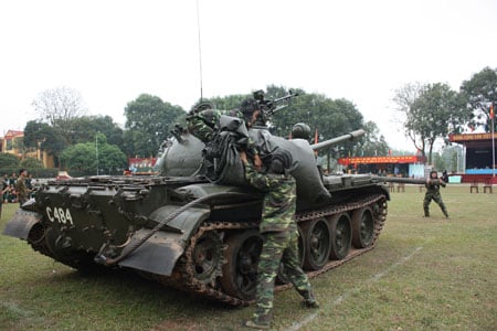 Để chiến đấu tốt, phải cần huấn luyện giỏi. Trong ảnh: tổ lái tăng đang thực hiện bài thi trong Hội thao kỹ thuật tăng - thiết giáp.
