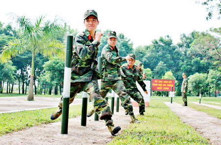 Không chỉ huấn luyện bắn tốt, lái giỏi, bộ đội tăng cũng cần thể lực dẻo dai, khỏe mạnh . Trong ảnh: Huấn luyện thể lực cho học viên trường sỹ quan Tăng - Thiết giáp.