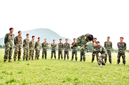 Huấn luyện võ thuật cho học viên trường sỹ quan Tăng - Thiết giáp.