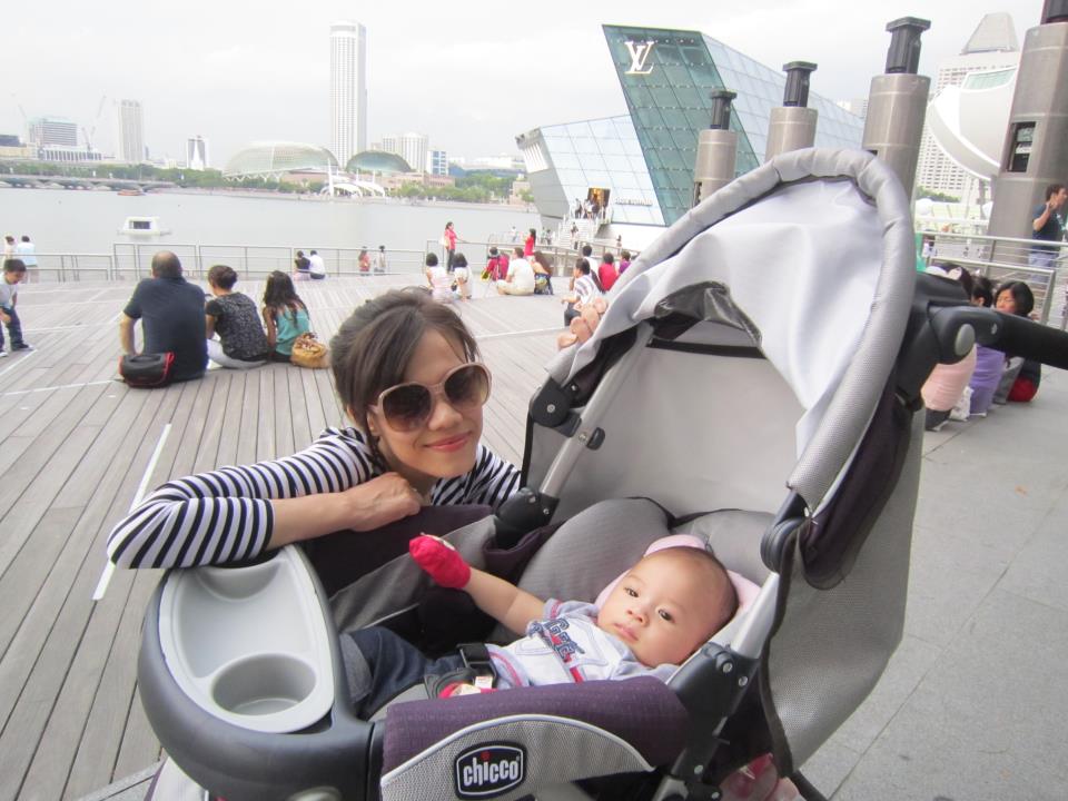 Nhân dịp bé Jacky Minh Trí được 4 tháng tuổi, Thuỵ Anh đã cùng chị gái Thanh Thảo đưa mẹ và con trai sang Singapore để du lịch.