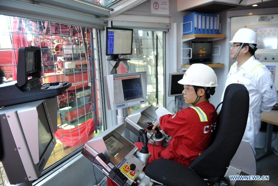 Kĩ sư trên giàn khoan dầu đang thao tác đưa mũi khoan xuống lòng biển Đông khoan dầu sáng nay
