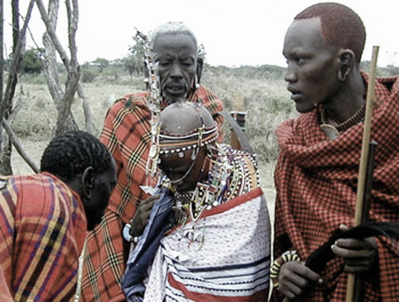 Tục nhổ nước bọt của tộc  người Massai