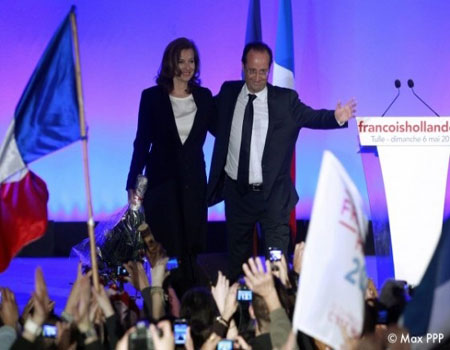 Ông Francois Hollande và bà Valérie Trierweiler tại buổi lễ mừng chiến thắng trong cuộc tranh cử Tổng thống Pháp.