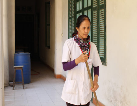 Bà Nguyễn Phương Nam với công việc hàng ngày là quét dọn, trông nom Viện Giải phẫu.