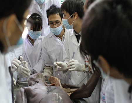Giờ thực hành giải phẫu của sinh viên Y khoa trên xác người.