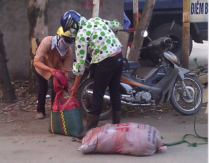 Tại xã Thanh Khương và xã Gia Đông, huyện Thuận Thành, Bắc Ninh, lợn bị dịch tai xanh ốm chết vừa mới được chôn dưới hố đã được đào lên lấy thịt làm giò, chả hoặc sấy khô làm ruốc để vận chuyển đi nơi khác bán trong các chợ ở Hà Nội vào tháng 5/2011. Ảnh: GDVN