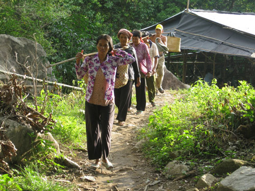 Rất nhiều phụ nữ cũng tham gia hành trình 'cõng gạo'.