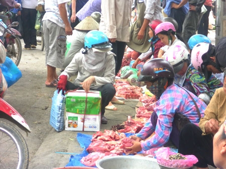 Heo nhiễm bệnh chưa rõ nguyên nhân hoặc heo đã chết được luộc chín rồi bày bán công khai ở chợ, trong khi cơ quan chức năng không hề hay biết và có biện pháp ngăn chặn. Ảnh: Tháng 6/2011- Báo Đất việt