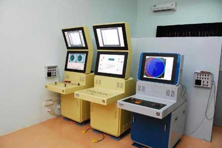 Khối thiết bị hiển thị và điều khiển của radar điều khiển hỏa lực MR-123-02 Mod 3 (2 thiết bị bên trái, màu vàng) dành cho pháo phòng không Ak-630 và thiết bị điều khiển radar giám sát trên không và mặt biển Positiv.
