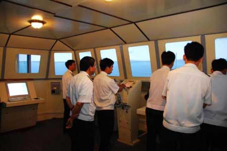Các học viên Việt Nam đang tiến hành bài chuẩn bị thực hành bắn tên lửa trong buồng lái mô phỏng.