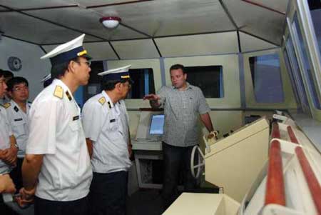 Các học viên Việt Nam đang tiến hành bài chuẩn bị thực hành bắn tên lửa trong buồng lái mô phỏng.