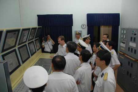 Các kỹ thuật viên người Nga tiến hành công tác kiểm tra định kỳ hệ thống. Báo Đất Việt