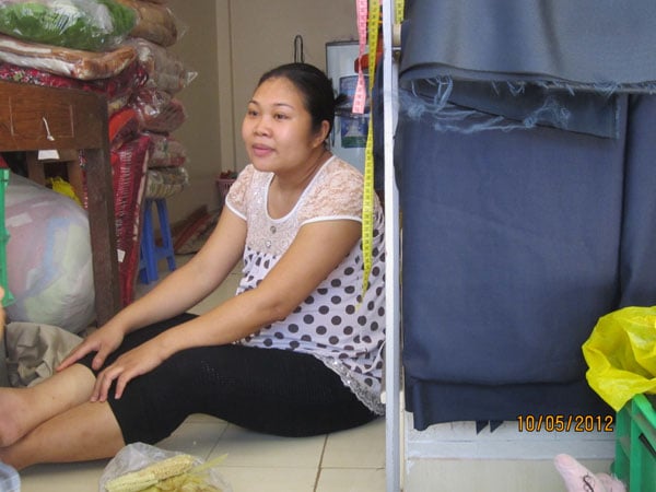 Chị Phạm Thi Ngọc(30 tuổi, công nhân may khu công nghiệp Nam Thăng Long) mang bầu 8 tháng thì lúc nào cũng ngồi gần cái quạt, đêm khó ngủ, bứt dứt. Có những đêm không ngủ được chị phải ngồi dậy đi dạo quanh nhà.