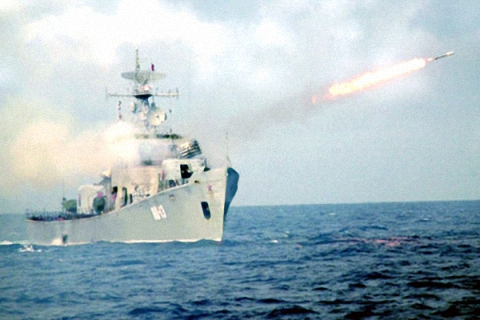 Tầu chống ngầm lớp Petya diễn tập phóng ngư lôi tiêu diệt tầu ngầm địch