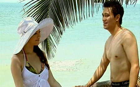 Trong bộ phim Gió nghịch mùa Việt Anh cũng có những pha mặn nồng nóng bỏng cùng Lý Nhã Kỳ 